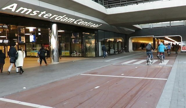 Amsterdam: The new cycle-pedestrian tunnel crosses the station