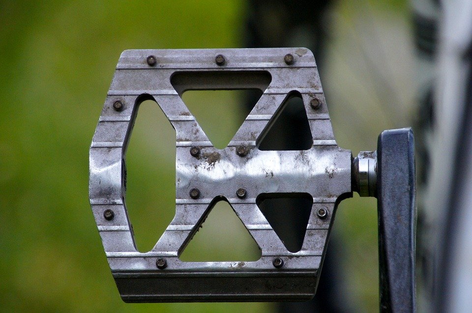 Main maintenance operations of flat pedals