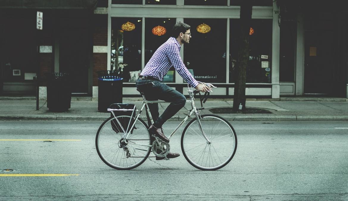 How to carry your things with the bike