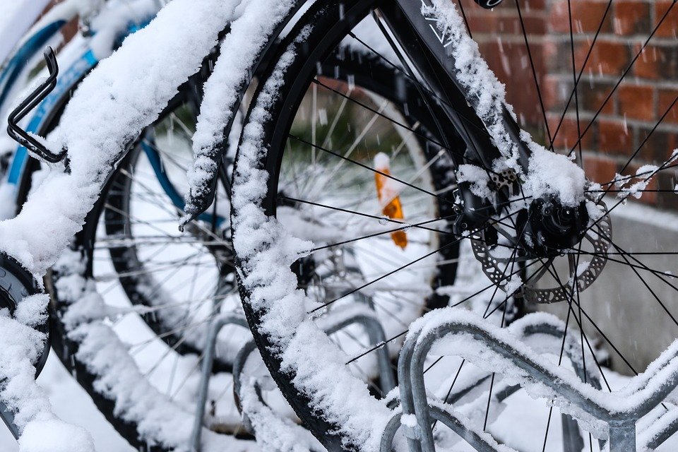 How to ride the bike on snow